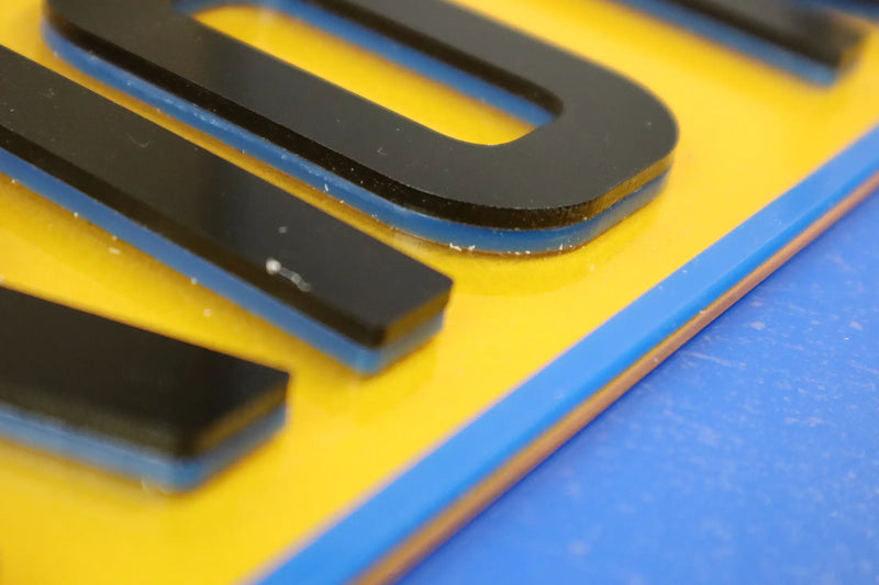 Elegant Dual-Layer Plates with Bold Blue 4D Border