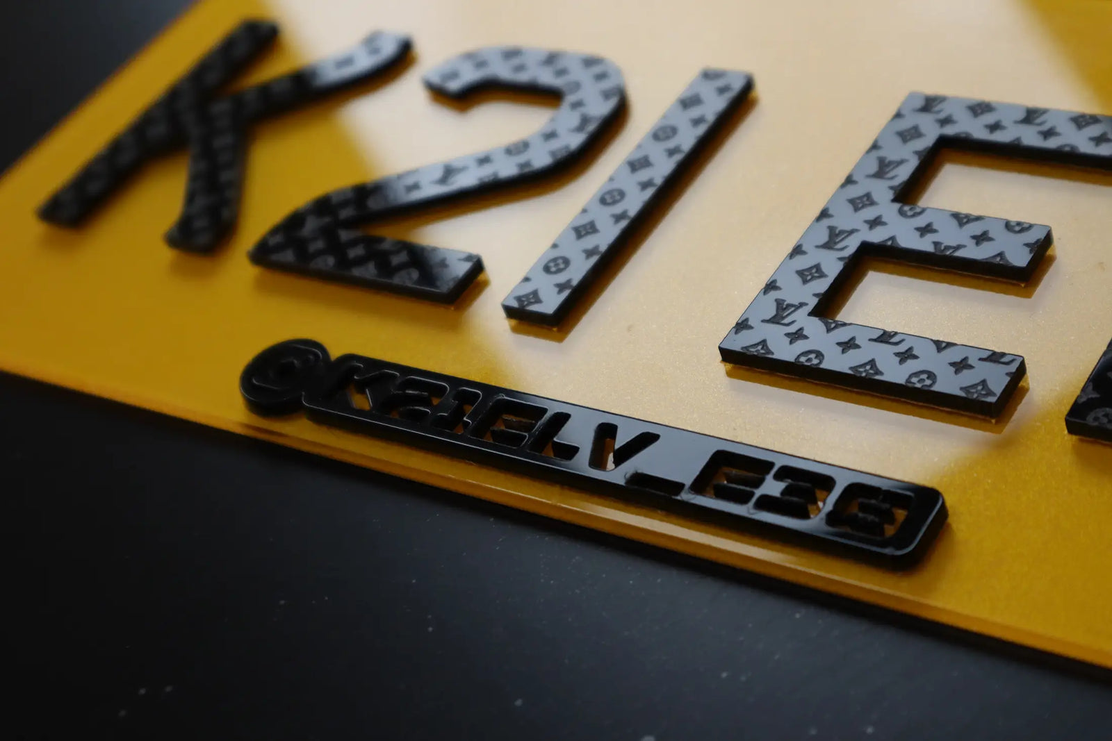 LV Tribute Plate for BMW E38 – Import Spec with IG Badge LB44