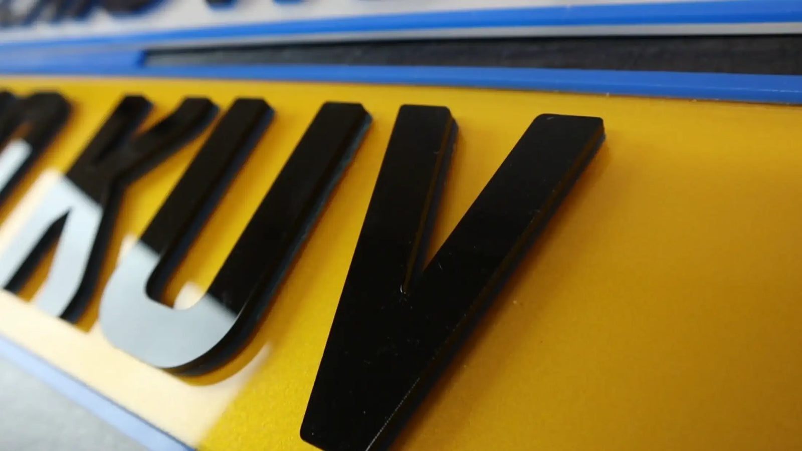 Elegant Dual-Layer Plates with Bold Blue 4D Border